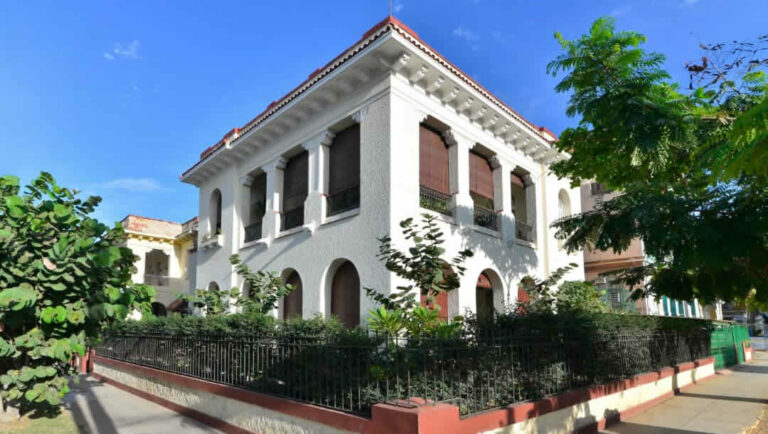 Majestuosa residencia en El Vedado, La Habana. Construida en 1920, esta joya arquitectónica conserva el esplendor de una época dorada: arcos imponentes, carpintería francesa original y una fachada que evoca el refinamiento clásico del barrio más señorial de la ciudad.